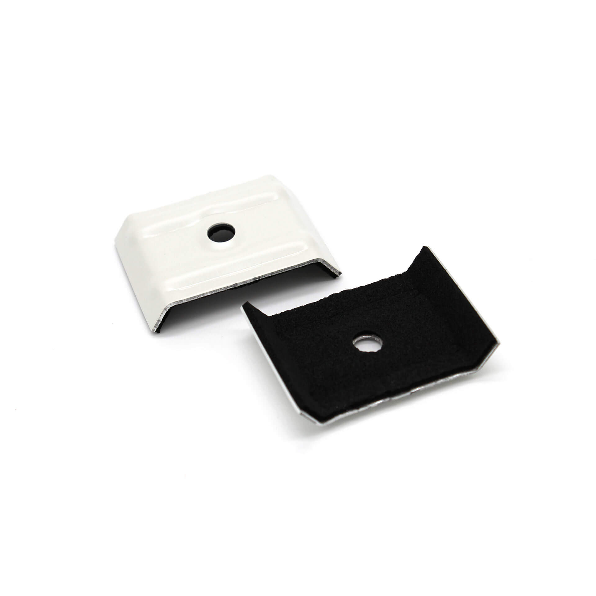 Kalotte von vorne in Grauweiß und von hinten in Moosgummi schwarz auf weißem Hintergrund fotografiert.