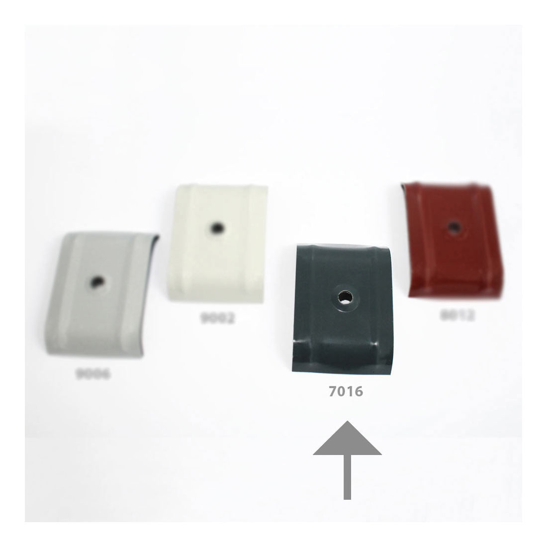 Vier rechteckige Wellplatten-Kalotten in den Farben RAL 9006, 9002, 7016 und 8012, jeweils mit einem zentralen Loch zur Befestigung auf gewelltem Dachmaterial.