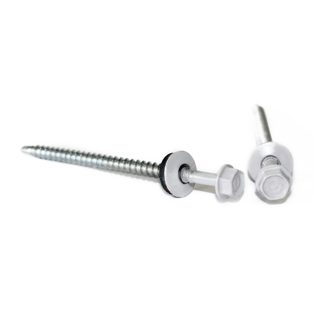 Zwei verzinkte Trapezblechschrauben mit grauweissen Sechskantkopf und Unterlegscheibe, auf weißem Hintergrund liegend, ideal für Metallkonstruktionen RAL 9002.