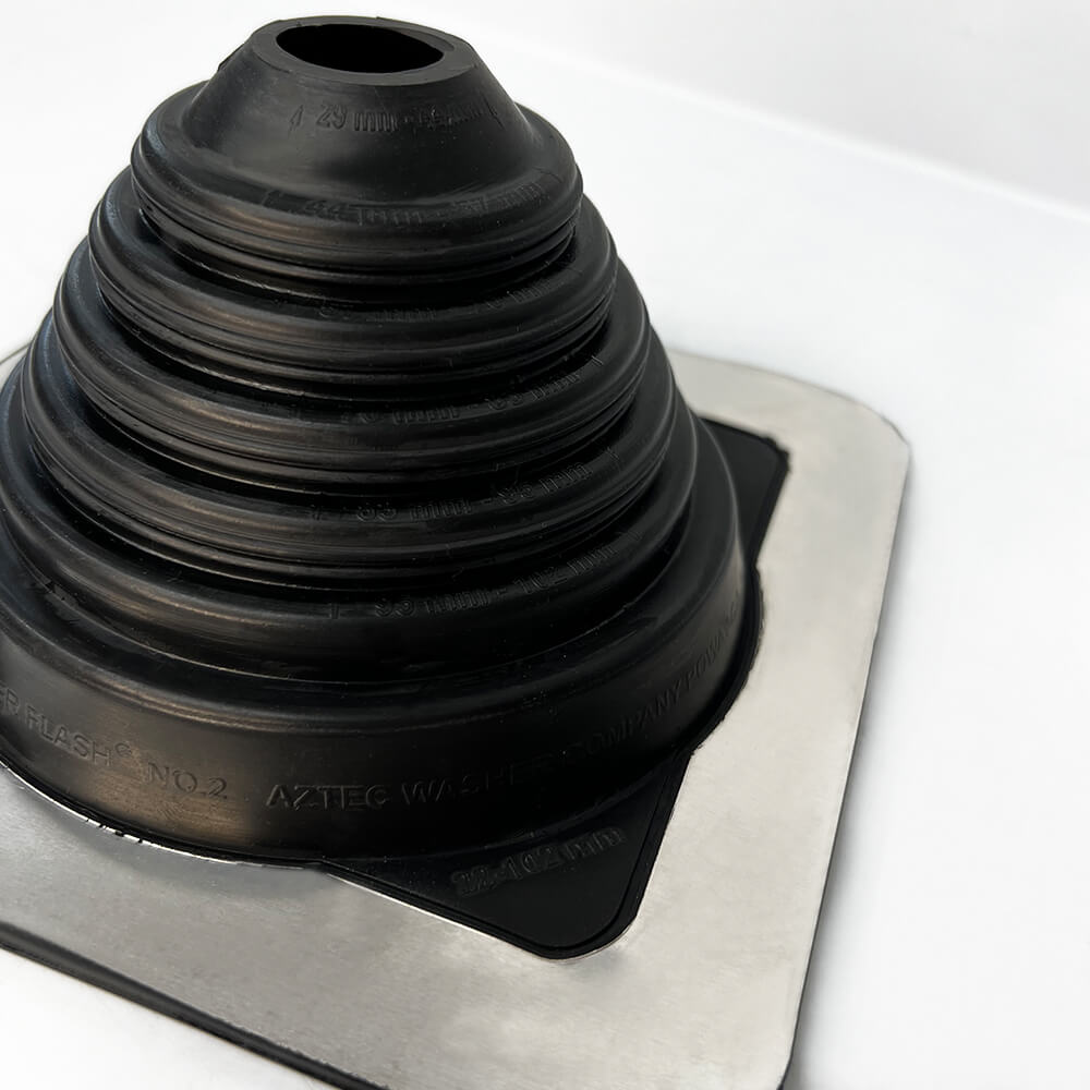 flexible schwarze Rohrmanschette mit einem glänzenden Alurahmen für mehr stabilität
