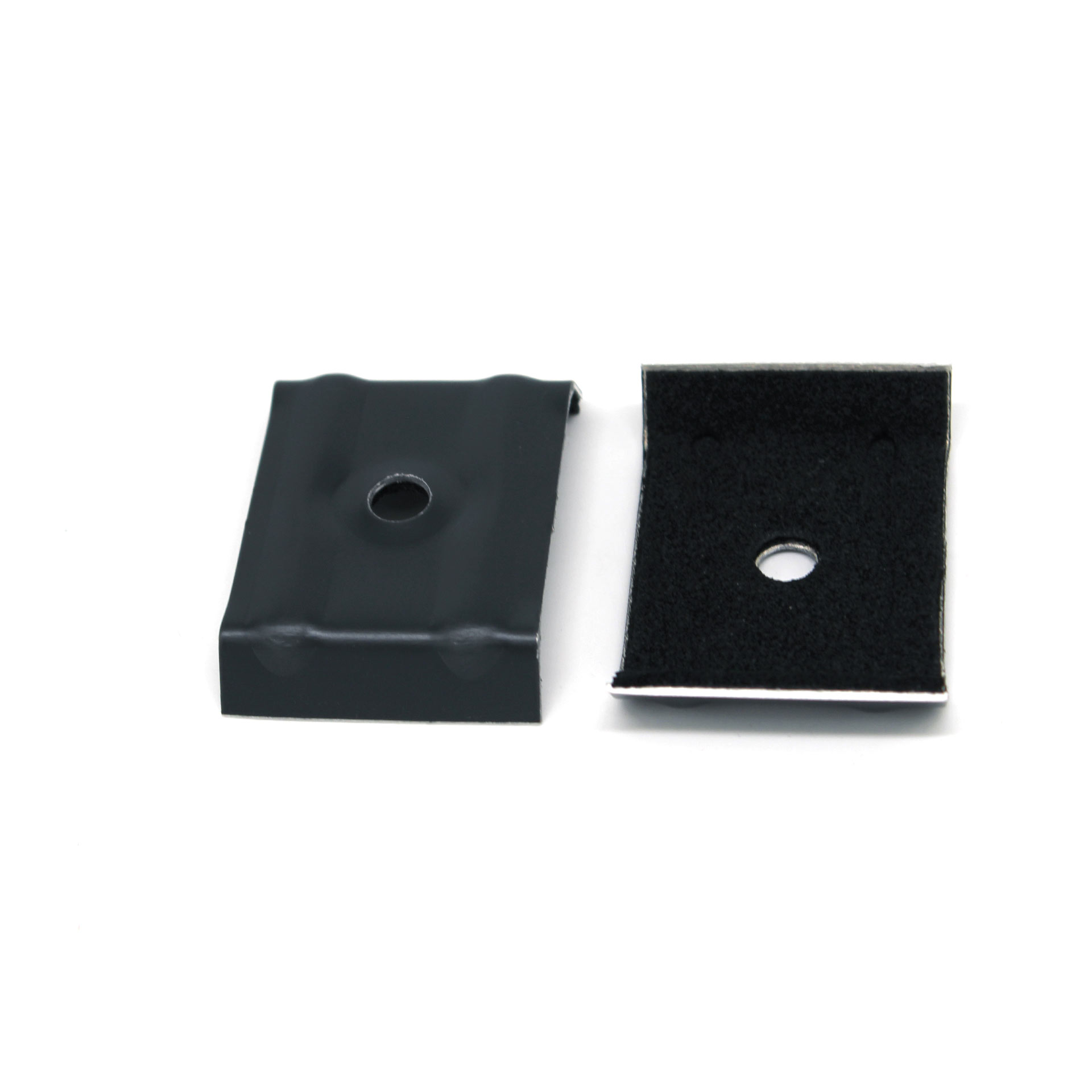 Kalotte von vorne in Anthrazitgrau und von hinten in Moosgummi schwarz auf weißem Hintergrund fotografiert.