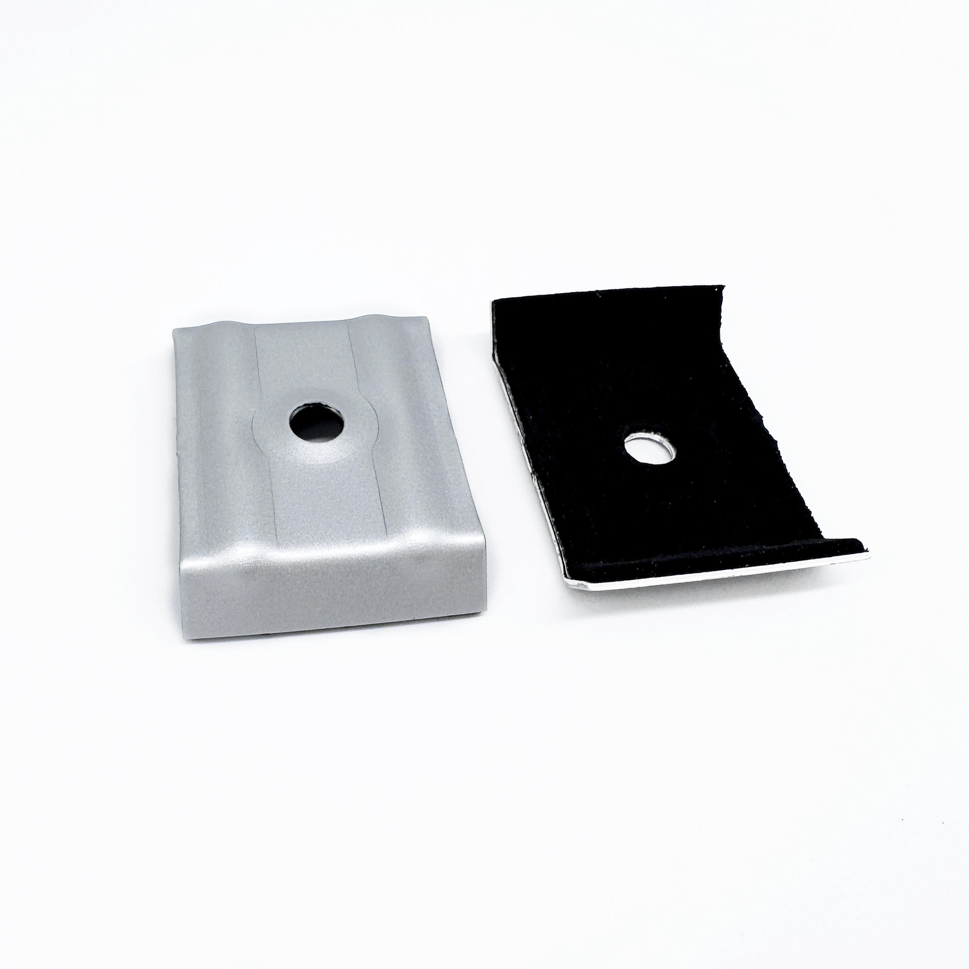 Kalotte von vorne in grau und von hinten in Moosgummi schwarz auf weißem Hintergrund fotografiert.