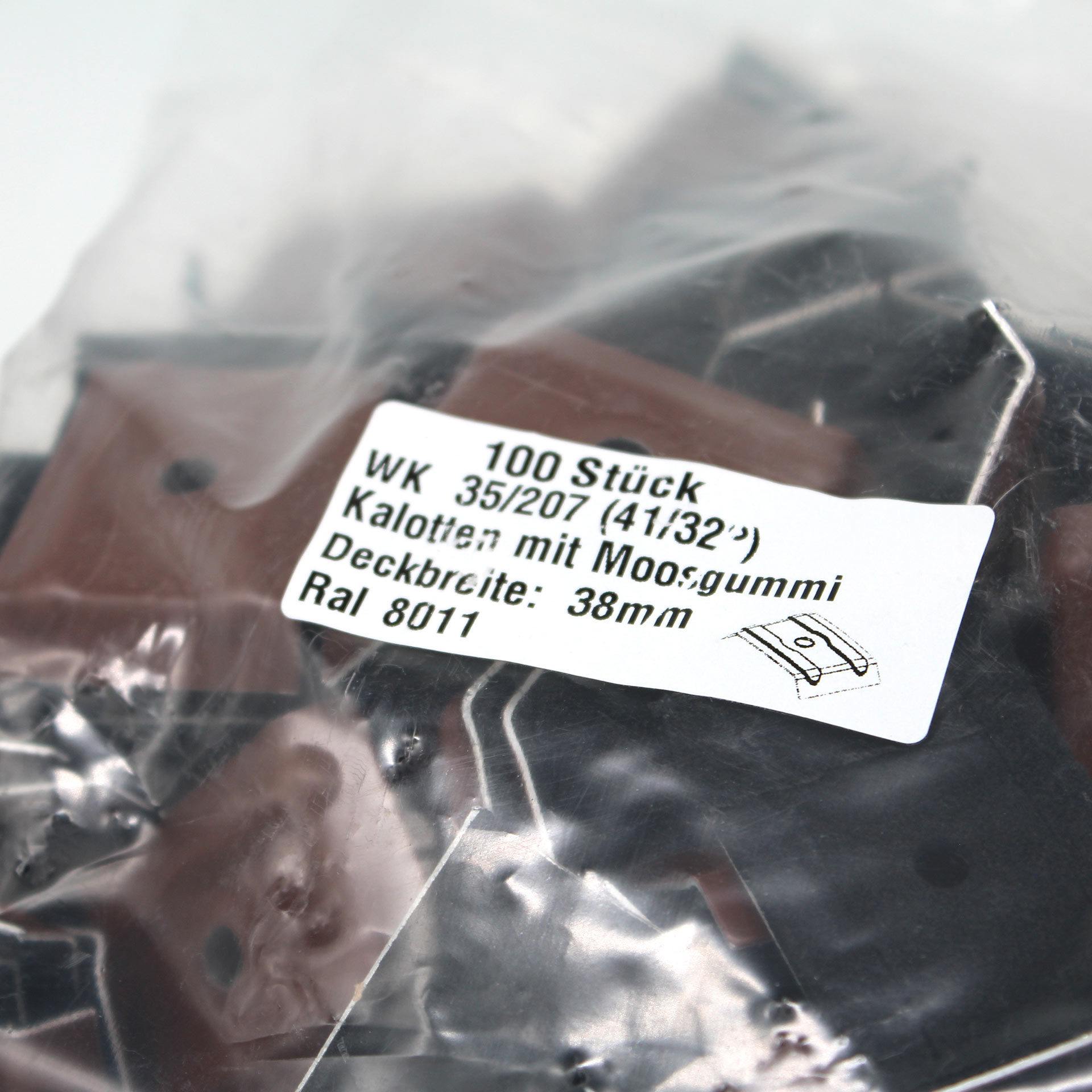 Verpackung mit Kalotten in Schokoladenbraun. Auf dem Aufkleber steht der Inhalt und technische Daten.