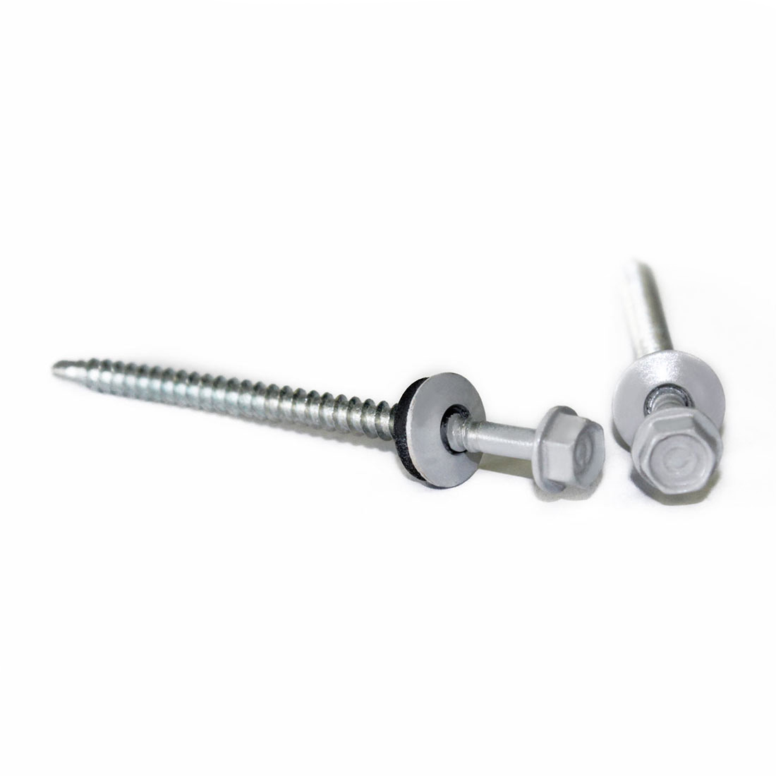 Zwei verzinkte Trapezblechschrauben mit silbernem Sechskantkopf und Unterlegscheibe, auf weißem Hintergrund liegend, ideal für Metallkonstruktionen RAL 9006.