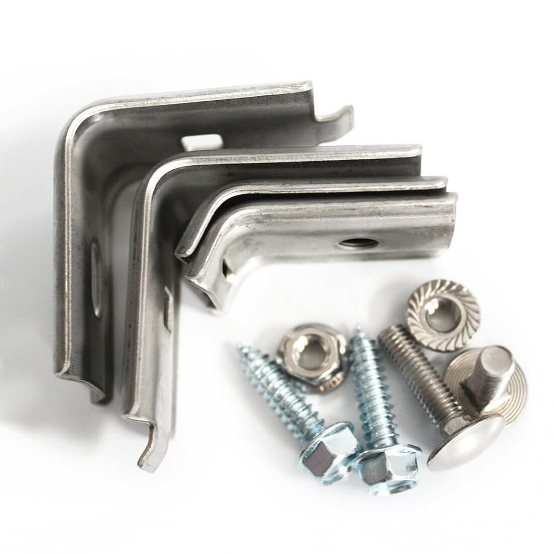 2x Edelstahlwinkel mit Schrauben Set Metallwinkel-Set in Anthrazitgrau, zwei Winkel mit Bohrlöchern, Schrauben und Muttern für Edelstahlbefestigungen vor weißem Hintergrund.