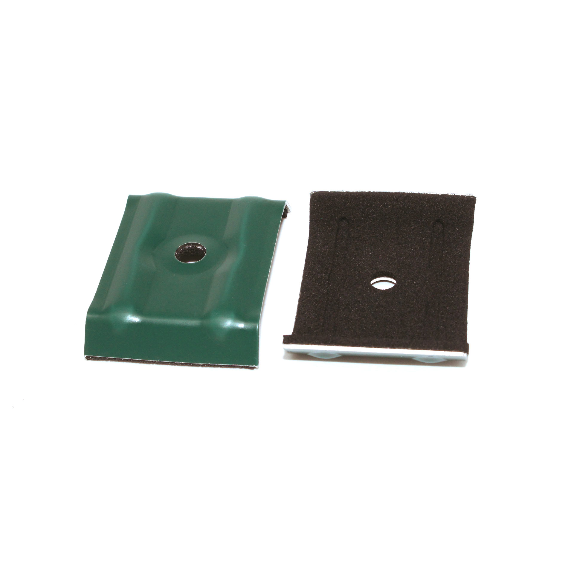 Kalotte von vorne in Moosgrün und von hinten in Moosgummi schwarz auf weißem Hintergrund fotografiert.