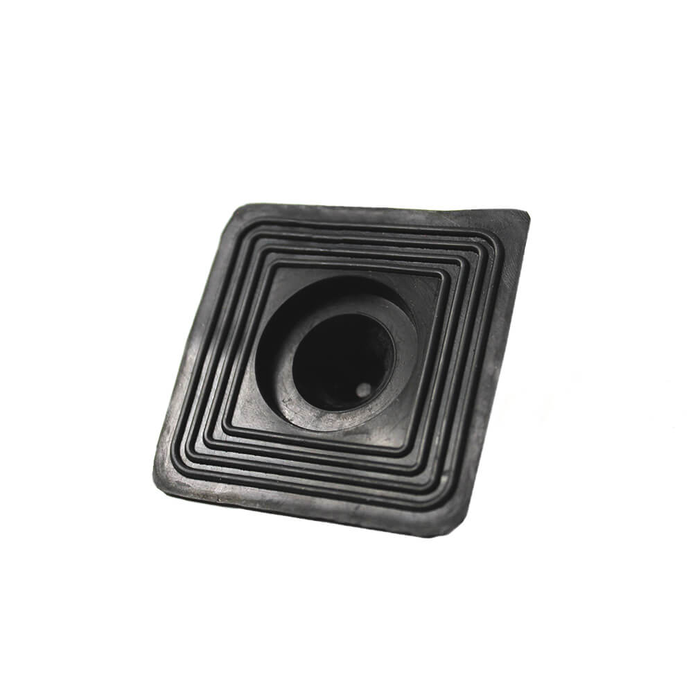 Schwarze quadratische Rohrmanschette aus Gummi mit kreisförmiger Öffnung in der Mitte, kompatibel mit Nordbleche-Dachzubehör, auf weißem Hintergrund.