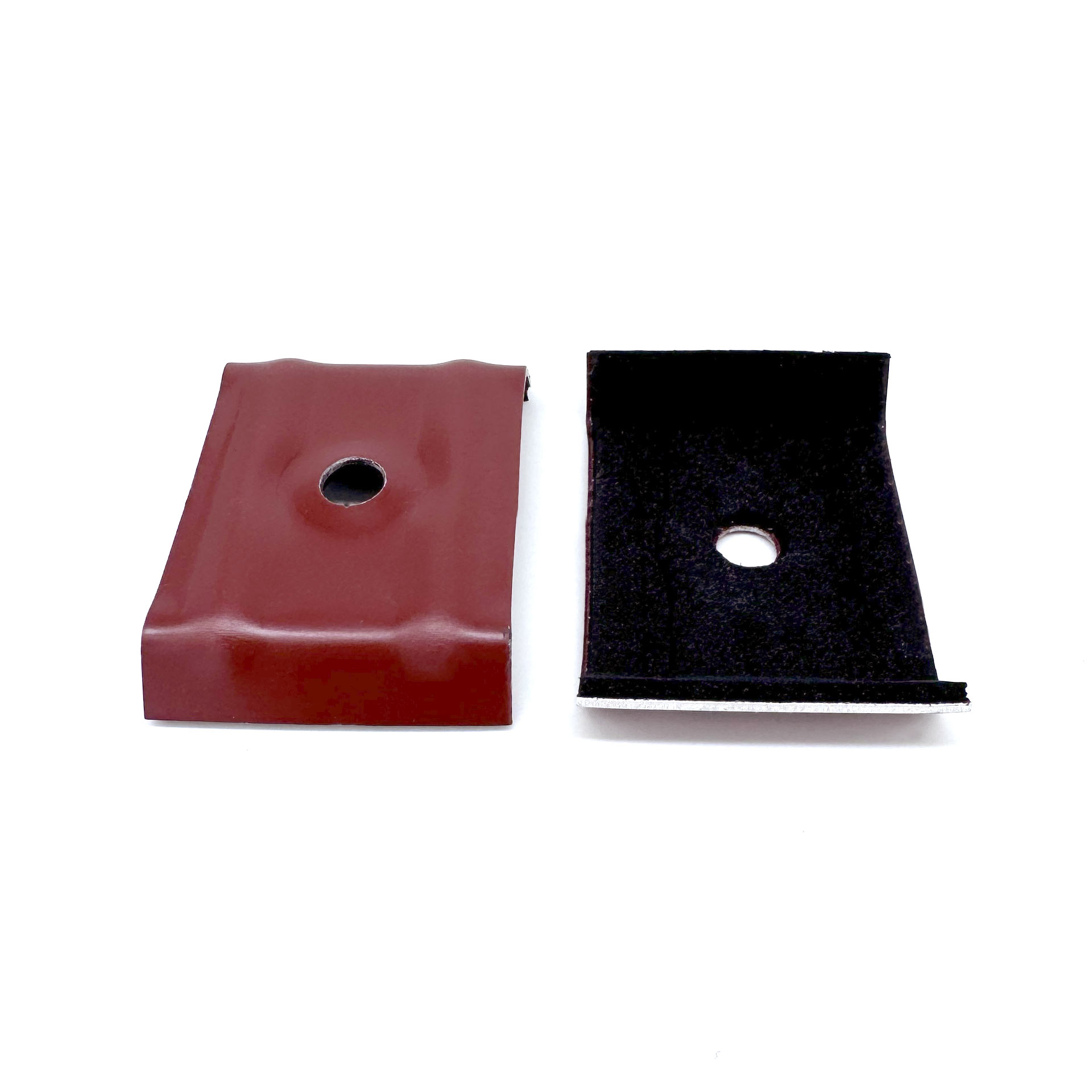 Kalotte von vorne in Rotbraun und von hinten in Moosgummi schwarz auf weißem Hintergrund fotografiert.