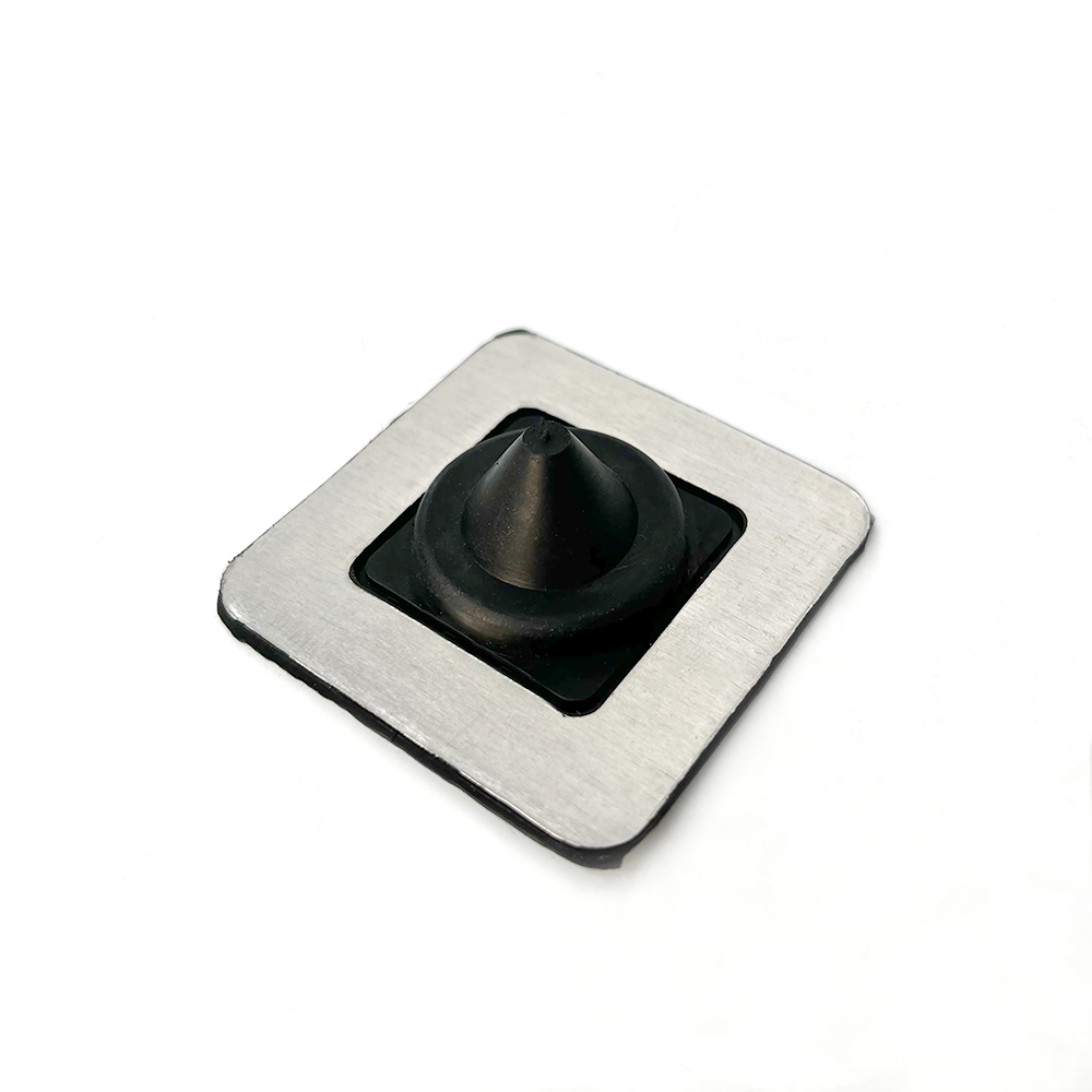 Rohrmanschette aus schwarzem Gummi und Metall, konisch geformt auf quadratischer Basis, geeignet für Mini-Rohre zur Abdichtung auf Dächern, diverse Rohrdurchmesser.