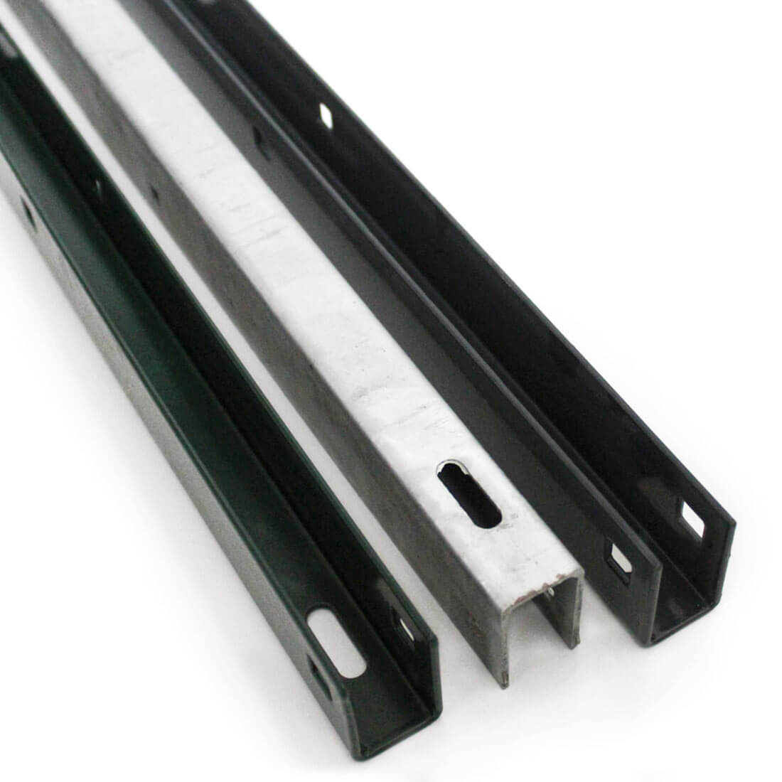 Wandanschlussset für Doppelstabmatten Drei verzinkte Metallprofile in U-Form mit Langlöchern nebeneinander liegend; Wandanschlussset für Dachbefestigung.