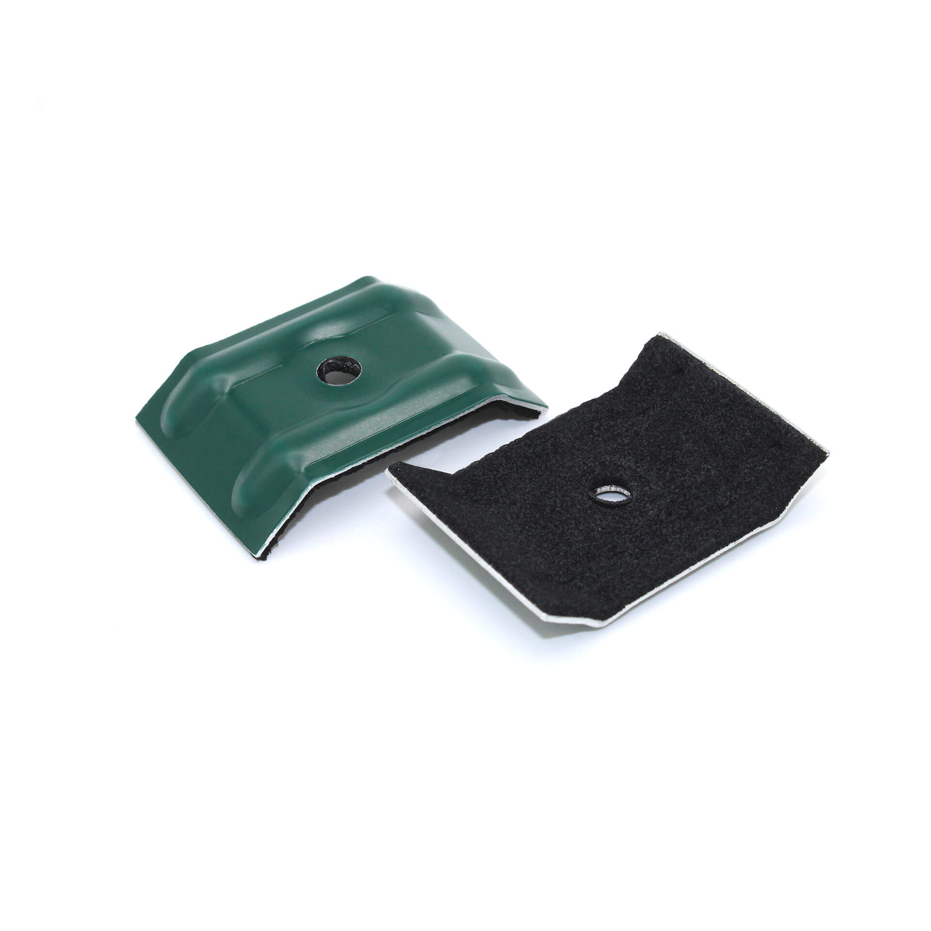 zwei Kalotten auf weißem Hintergrund. Eine von vorne in grün und eine von hinten mit Moosgummi in schwarz fotografiert.