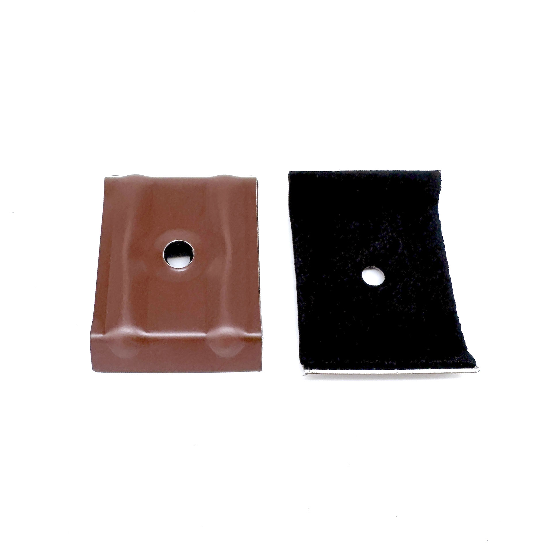 Kalotte von vorne in Schokoladenbraun und von hinten in Moosgummi schwarz auf weißem Hintergrund fotografiert.