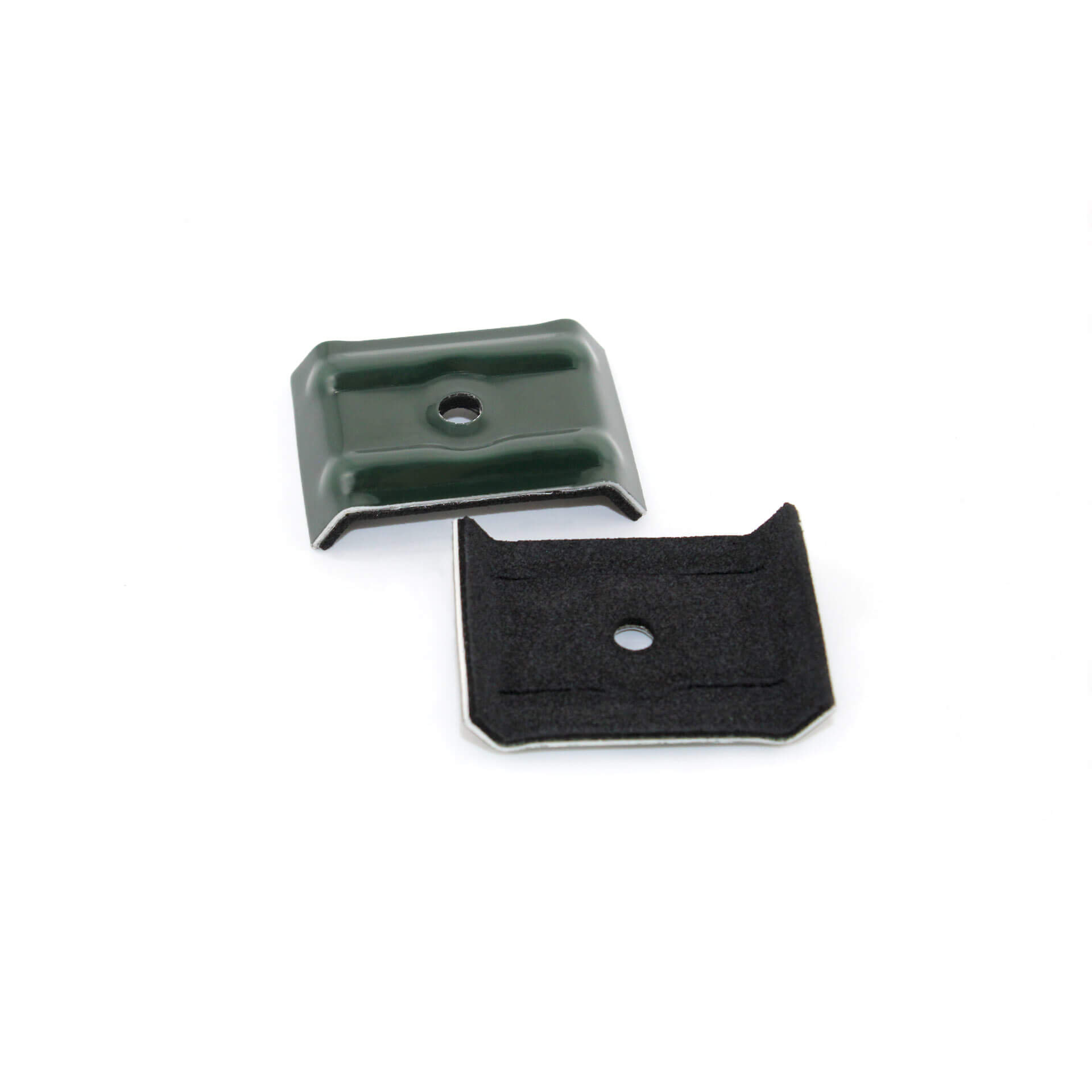 Kalotte von vorne in Tannengrün und von hinten in Moosgummi schwarz auf weißem Hintergrund fotografiert.