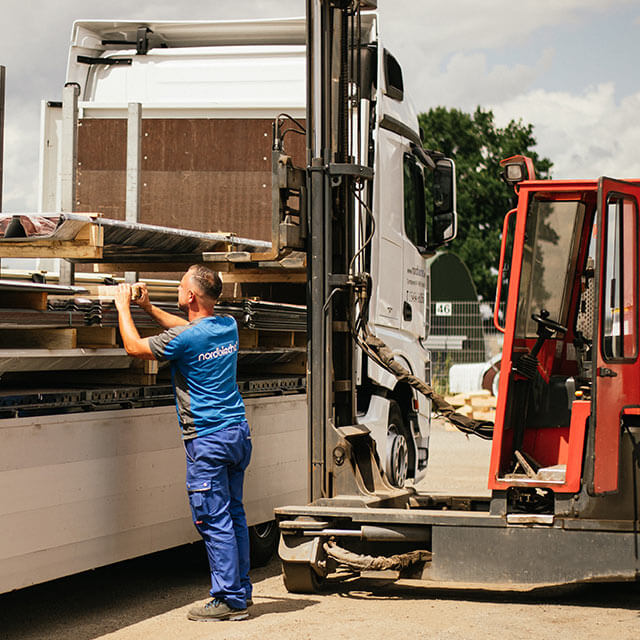 LKW Beladung mit Stapler