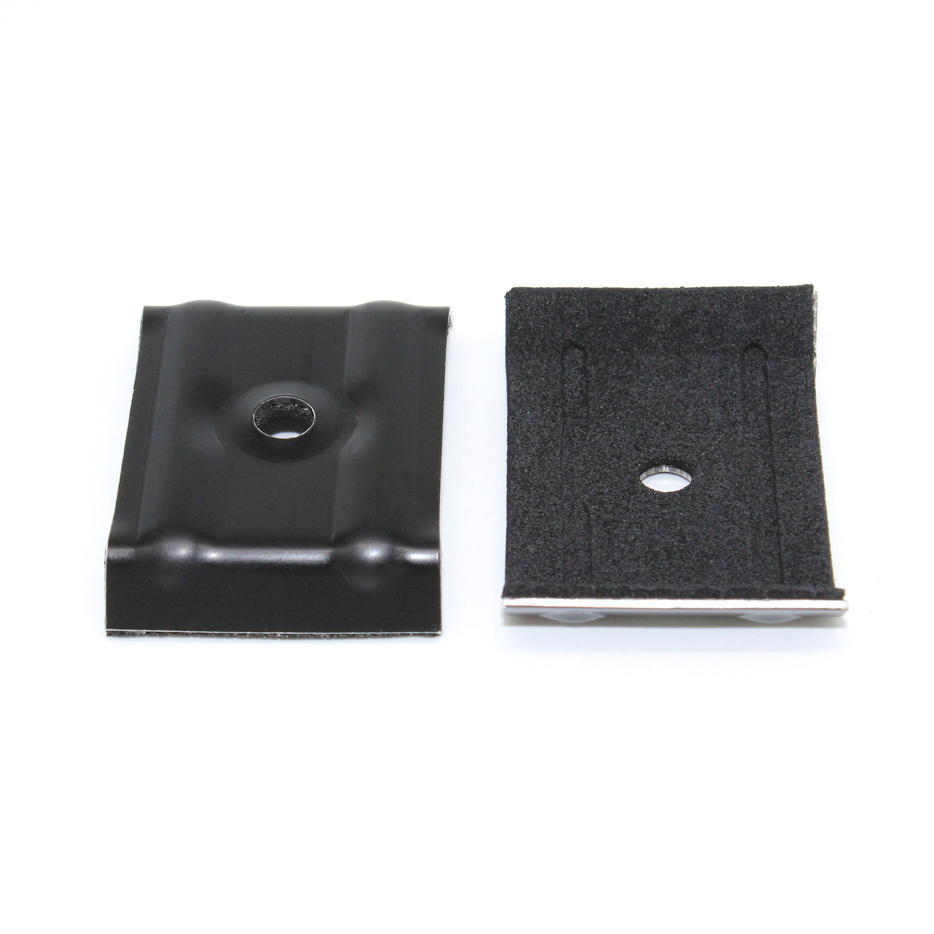 Kalotte von vorne in schwarz und von hinten in Moosgummi schwarz auf weißem Hintergrund fotografiert.