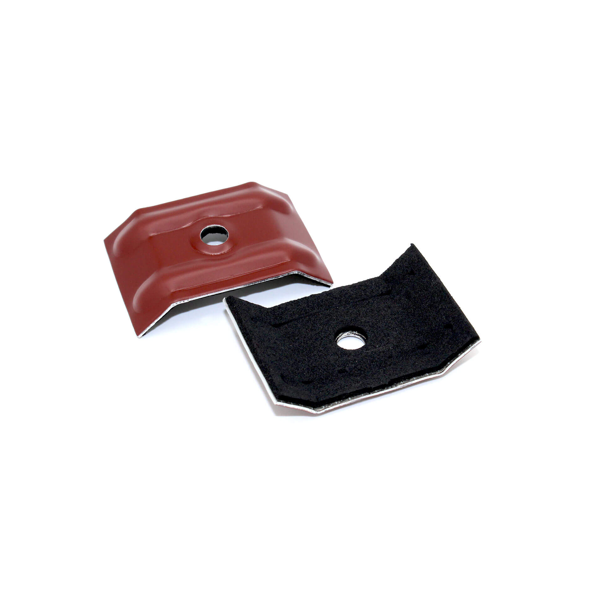 zwei Kalotten auf weißem Hintergrund. Eine von vorne in rotbraun und eine von hinten mit Moosgummi in schwarz fotografiert.