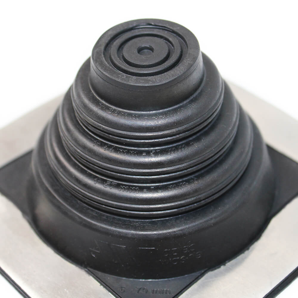 schwarze Rohrmanschette mit Abmessungen auf den jeweiligen Ringen und geschlossener Rohrdurchführung
