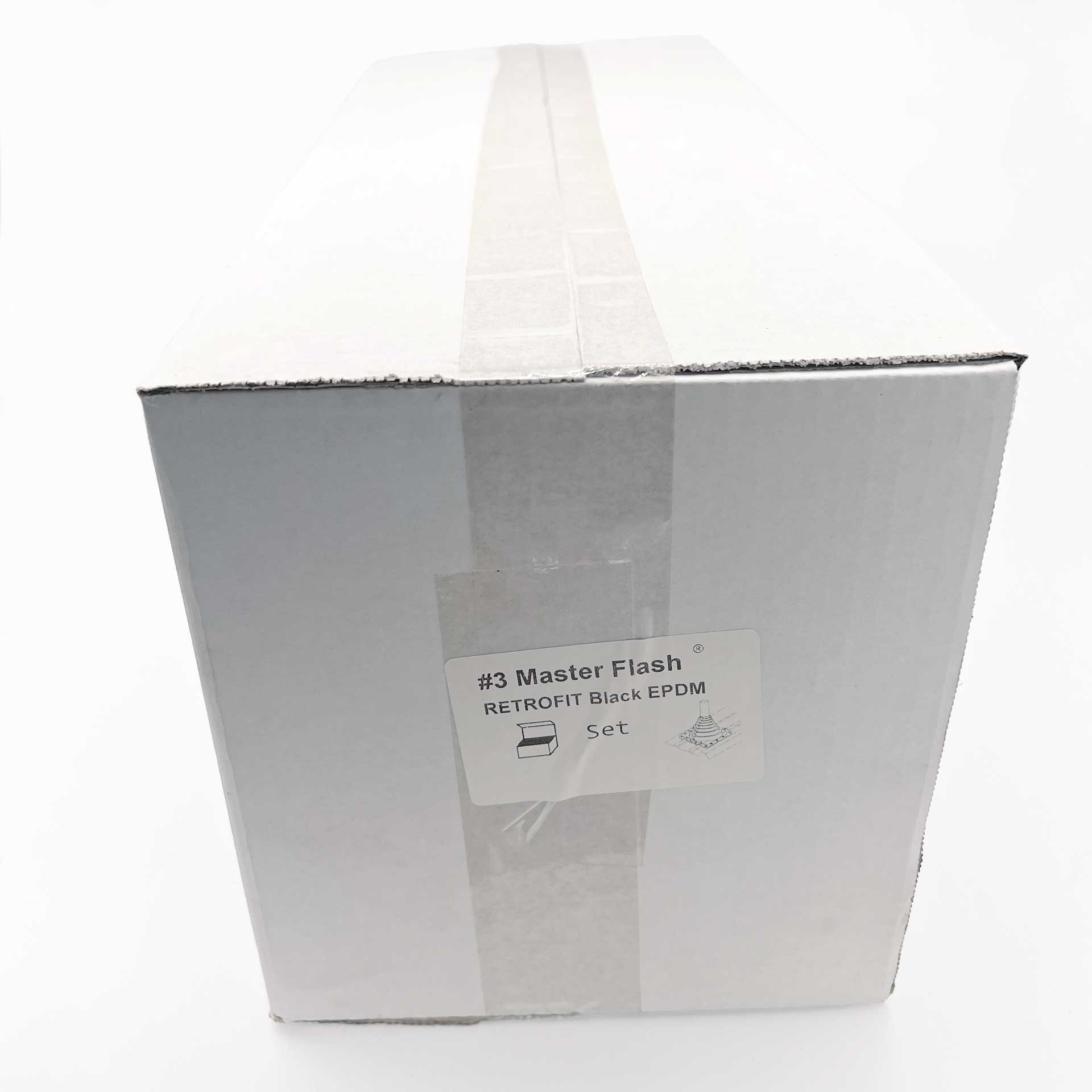 Rechteckige Verpackung aus weißem Karton. Paket zugeklebt. Aufkleber mit der Aufschrift: #3 Mster Flash RETROFIT Black EPDM Set
