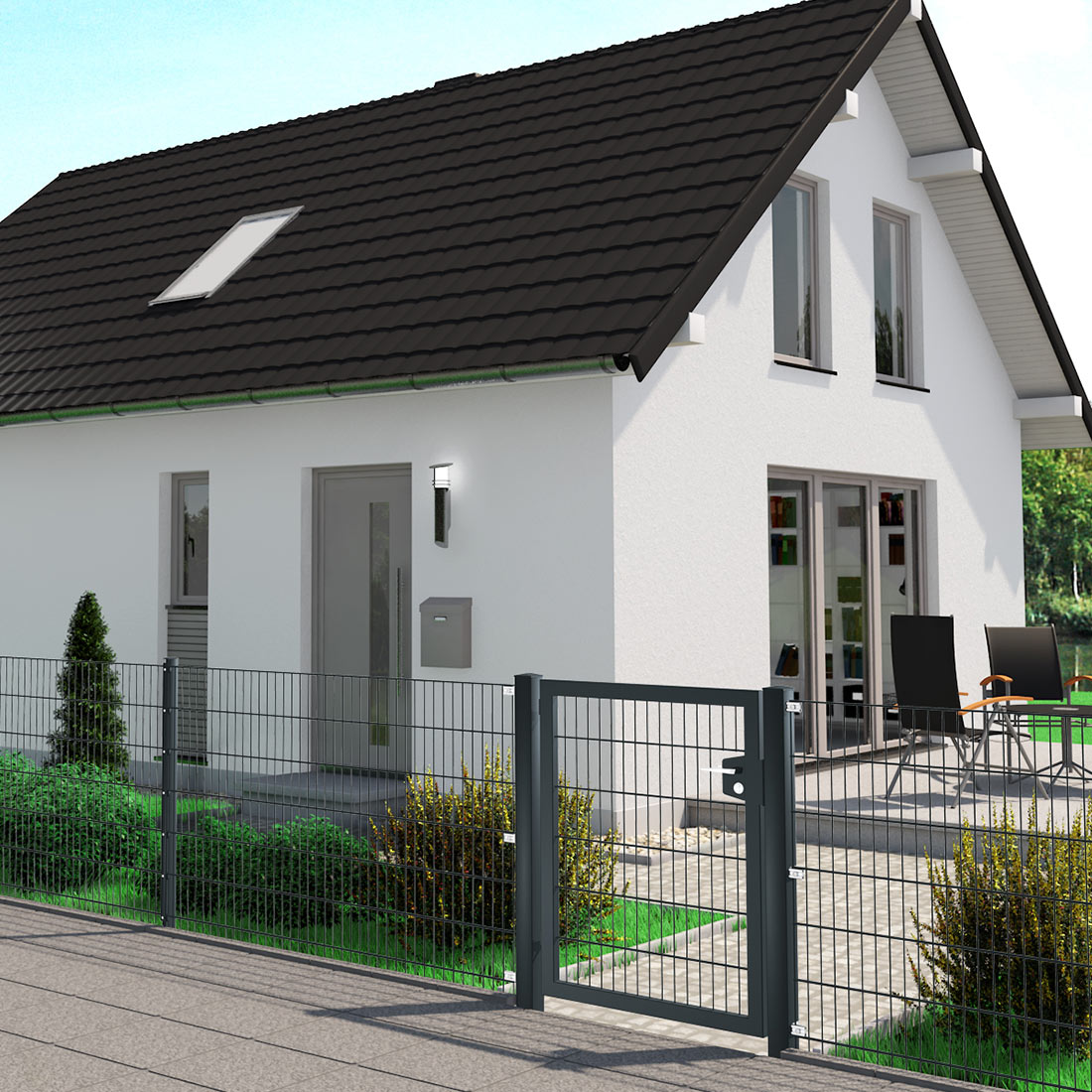 Modernes Einfamilienhaus mit weißen Wänden, schwarzem Satteldach, großem Fenster, Gartenmöbeln auf der Terrasse und einem Metalldrehflügeltor im gepflegten Vorgarten.