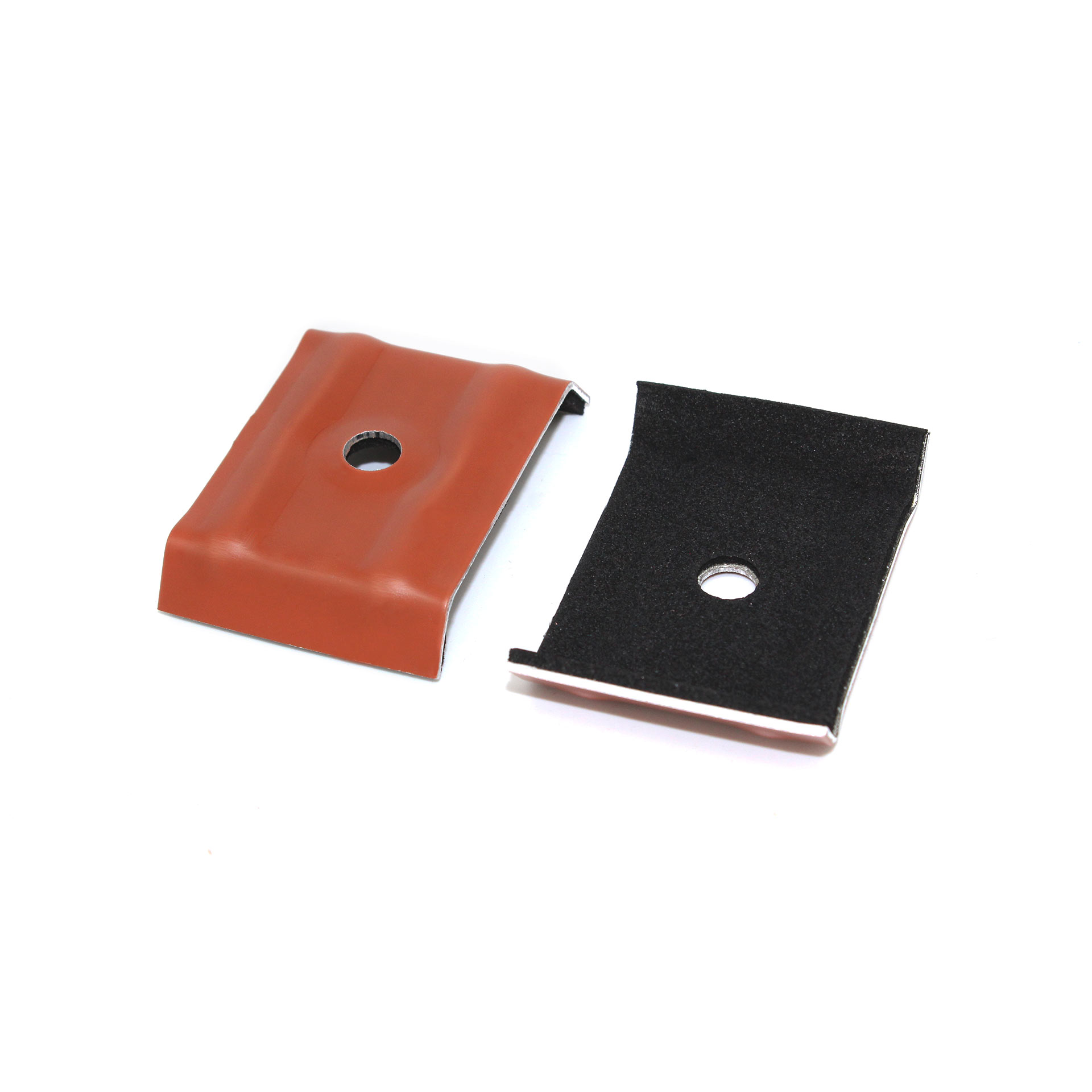 Kalotte von vorne in Kupferbraun und von hinten in Moosgummi schwarz auf weißem Hintergrund fotografiert.