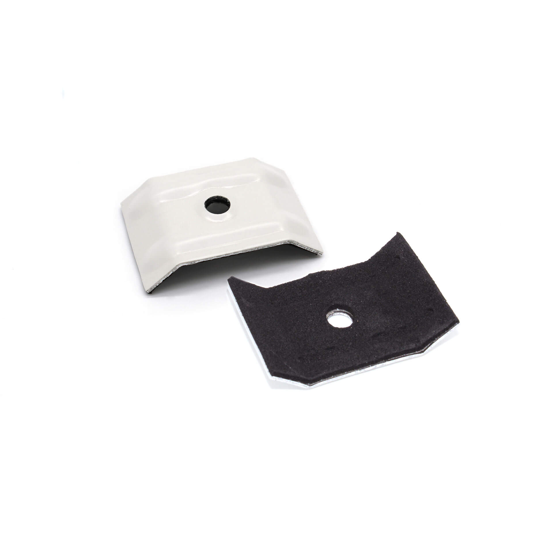 zwei Kalotten auf weißem Hintergrund. Eine von vorne in weiß und eine von hinten mit Moosgummi in schwarz fotografiert.